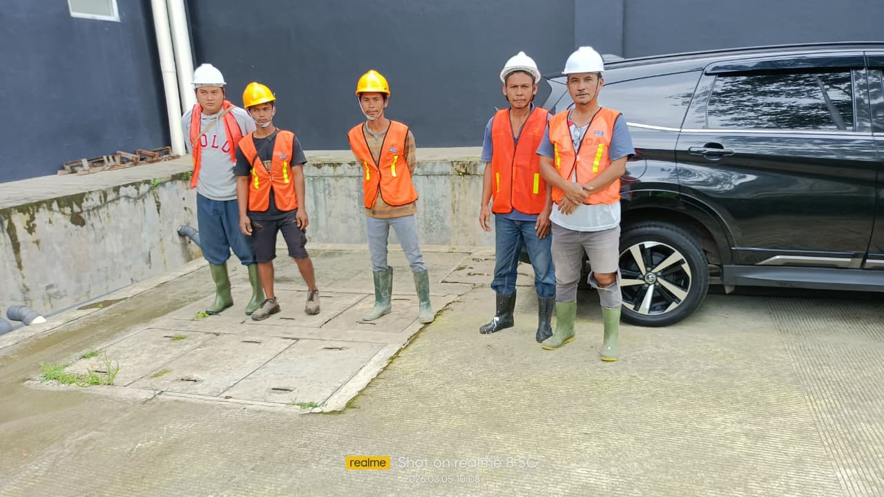 Pekerjaan teknisi pada titik pengeboran proyek